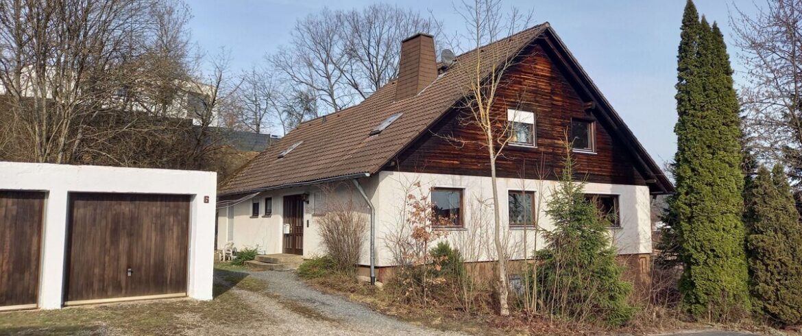Ansicht mit Doppelgarage