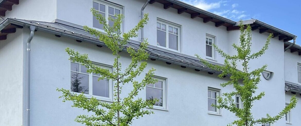 Helles Wohnhaus mit Garten