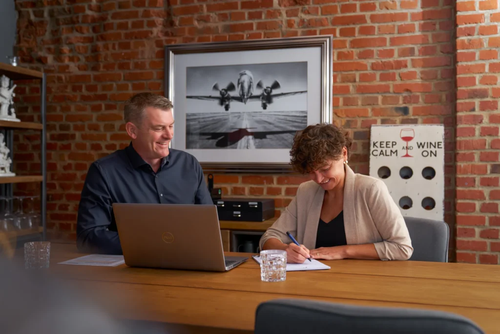 Beratungsgespräch im Büro der Immobiliengalerie Coburg