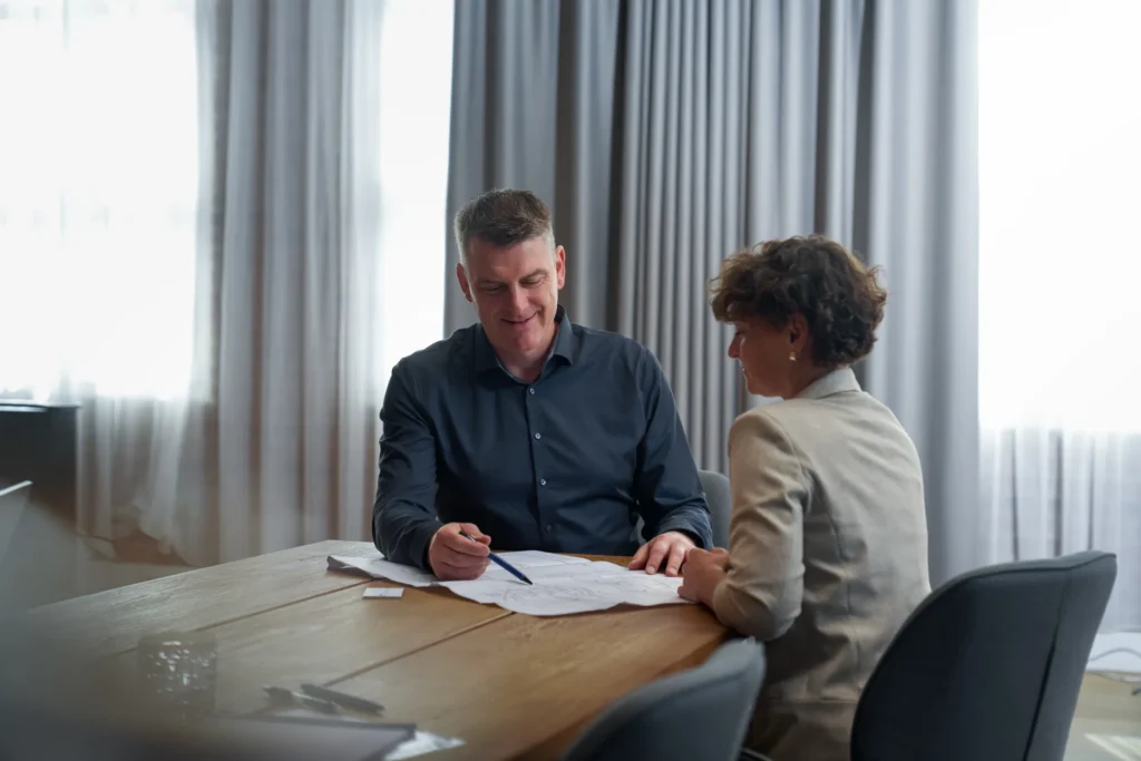Beratungsgespräch zur Kapitalanlage im Büro der Immobiliengalerie Coburg