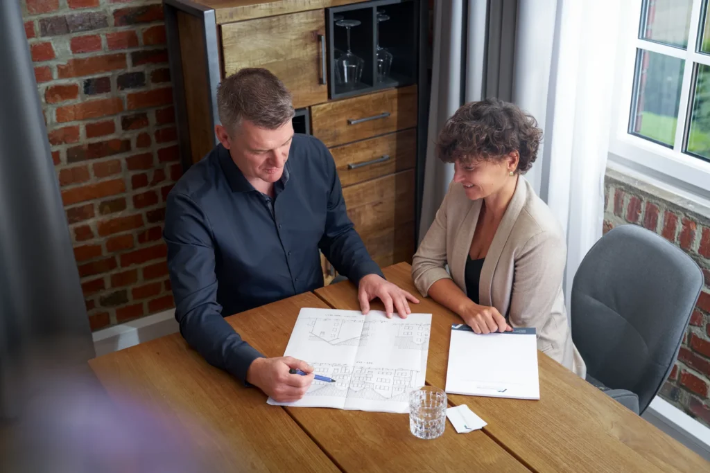 Unterlagen zum Immobilienverkauf werden im Büro in Coburg besprochen