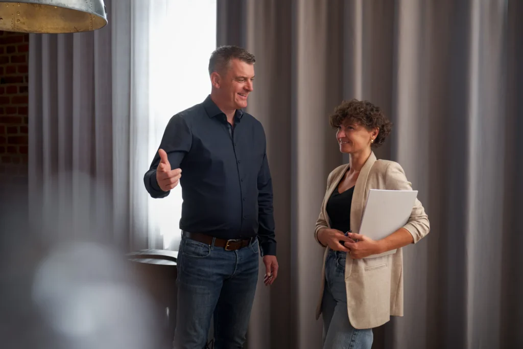 Begrüßung im Büro der Immobiliengalerie Coburg