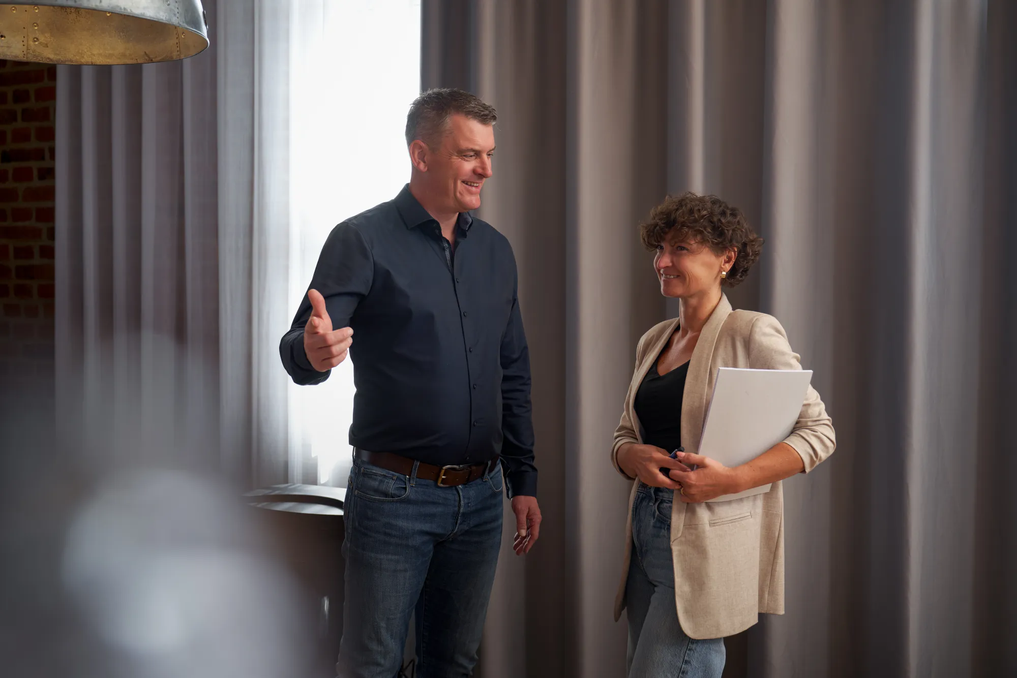 Begrüßung im Büro der Immobiliengalerie Coburg